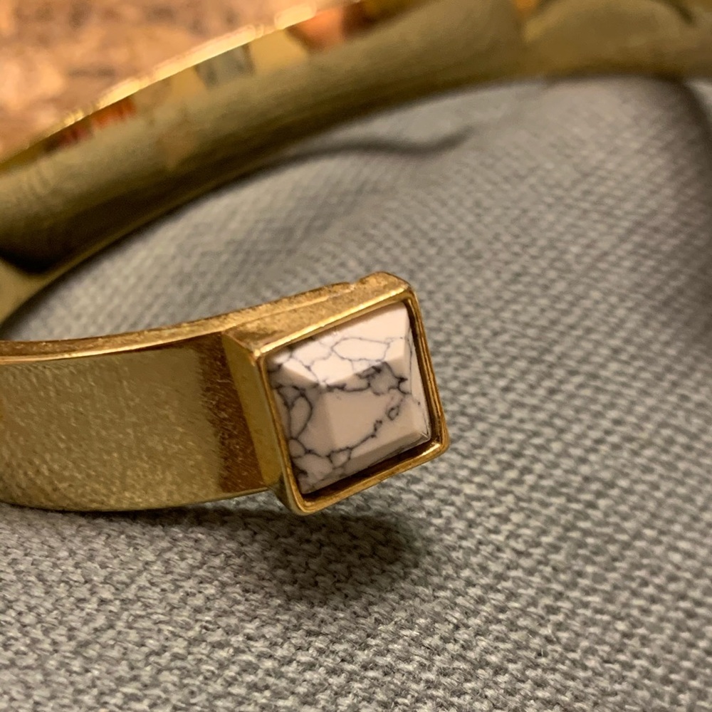 Gold bangle - Picture 2 of 3